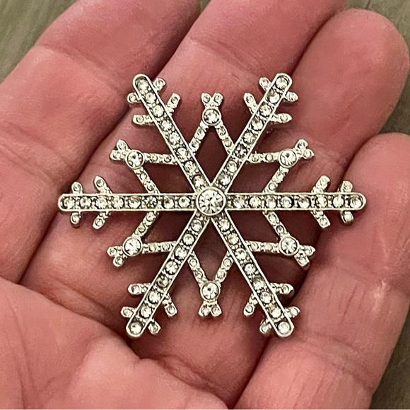 Fine Silver Plated Pave Crystal Snowflake Pin Brooch Genuine Swarovski Crystals - Picture 3 of 4